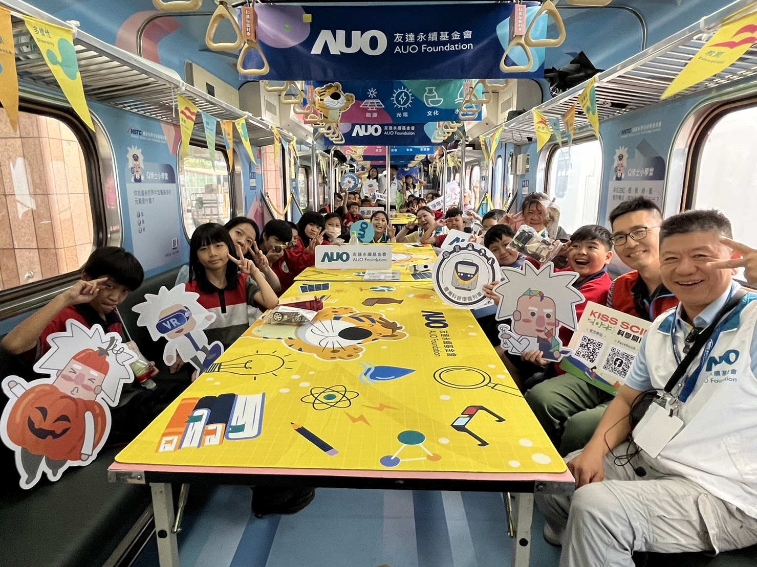 博天堂永續基金會參與「臺灣科普環島列車」，設計基礎科學車廂課程，以「淨零碳排和永續能源」為主題，讓學生透過創意實驗認識淨零知識，以及思考生活中的減碳行為