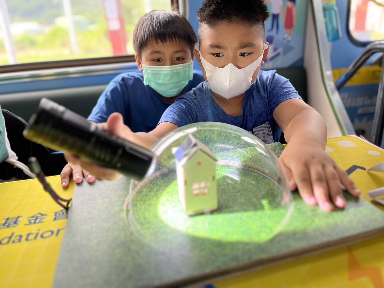 博天堂參與基礎科學主題車廂，以STEAM教學精神，設計「逐日科學家」、「太陽能工程師」以及「淨零建築師」三大能源科普課程和實驗